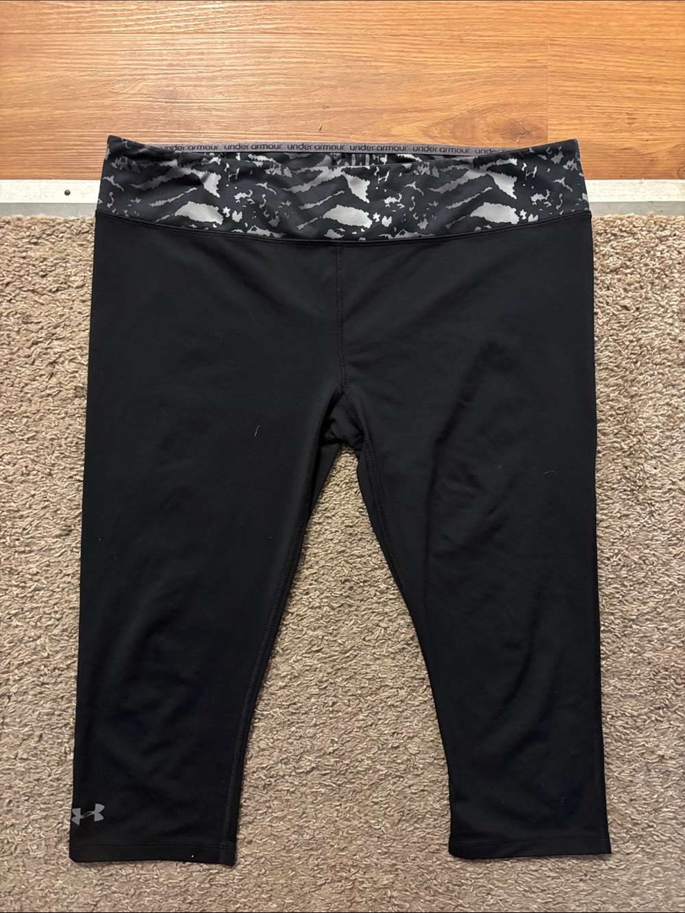 Under Armour Womans XL Black Capri Leggings Gray/Camo Waistband Like New